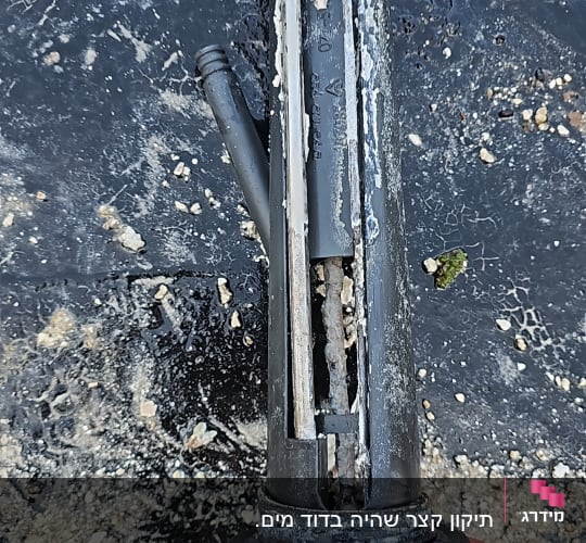 חלק פלסטיק שבור עם חוטים חשמליים על רקע קרקע